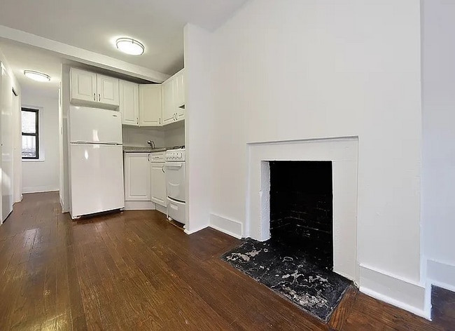 58 W 8th St in New York, NY - Building Photo - Building Photo