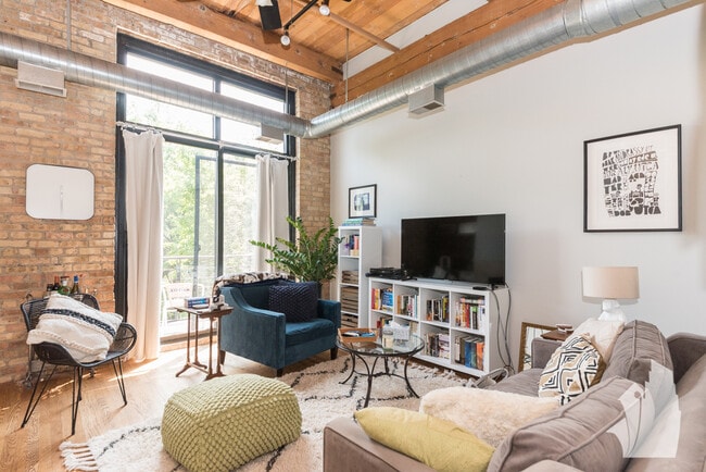 2300 W Wabansia Ave, Unit 326 in Chicago, IL - Foto de edificio - Building Photo