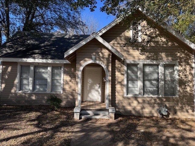 1358 Bonham St in Paris, TX - Building Photo