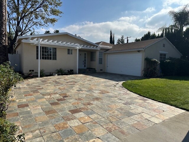 5368 Crebs Ave in Tarzana, CA - Building Photo