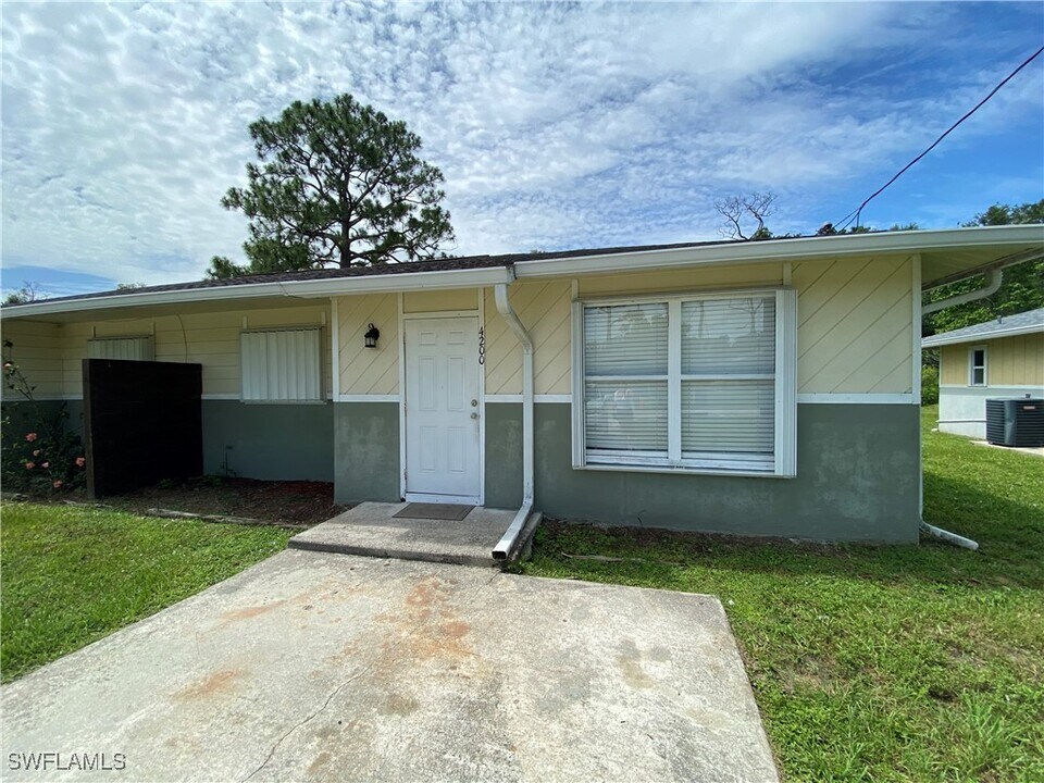 4202 Pine Drop Ln in North Fort Myers, FL - Building Photo