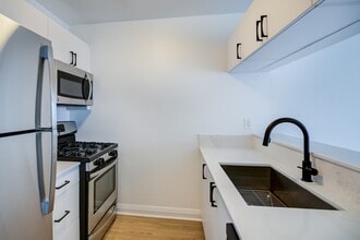 800 Sixth in Manhattan, NY - Building Photo - Interior Photo