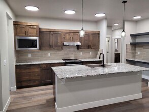 528 W Broadway Ave in Meridian, ID - Building Photo - Building Photo