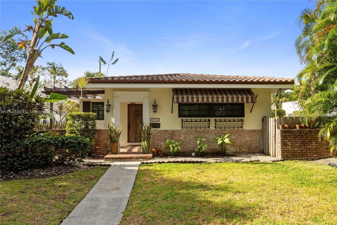 574 NE 102nd St in Miami Shores, FL - Foto de edificio