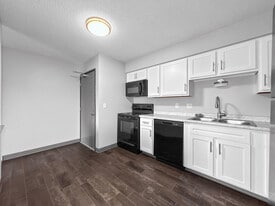 Eastwood on Grand in West Des Moines, IA - Building Photo