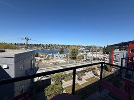 2960 Eastlake Ave E in Seattle, WA - Building Photo