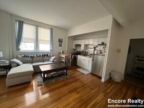 202 St Paul St, Unit 12 in Brookline, MA - Foto de edificio - Building Photo