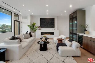 2354 Riverside Dr in Los Angeles, CA - Building Photo