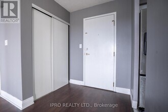 135-2135 Hillcrest Ave in Mississauga, ON - Building Photo - Building Photo