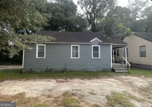 property at 814 W Moore St