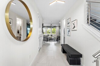 16171 Oakview Dr in Westlake, FL - Foto de edificio - Building Photo