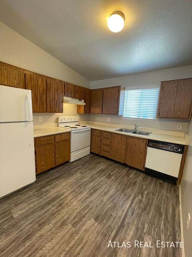 property at 465 W Ivyglen St