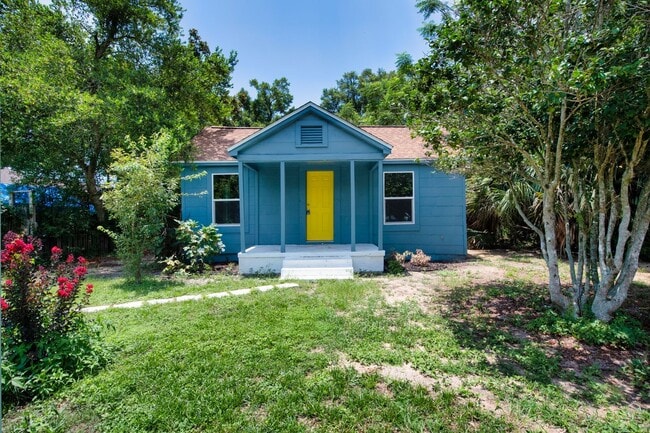 211 Broadmoor Ln