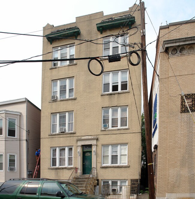 208 75th St in North Bergen, NJ - Foto de edificio - Building Photo
