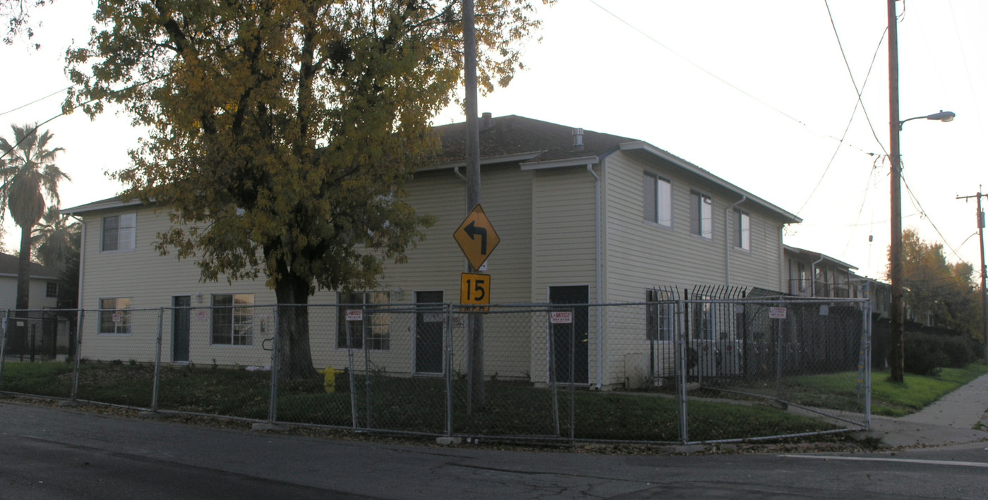 Courtyard Village in West Sacramento, CA - Building Photo