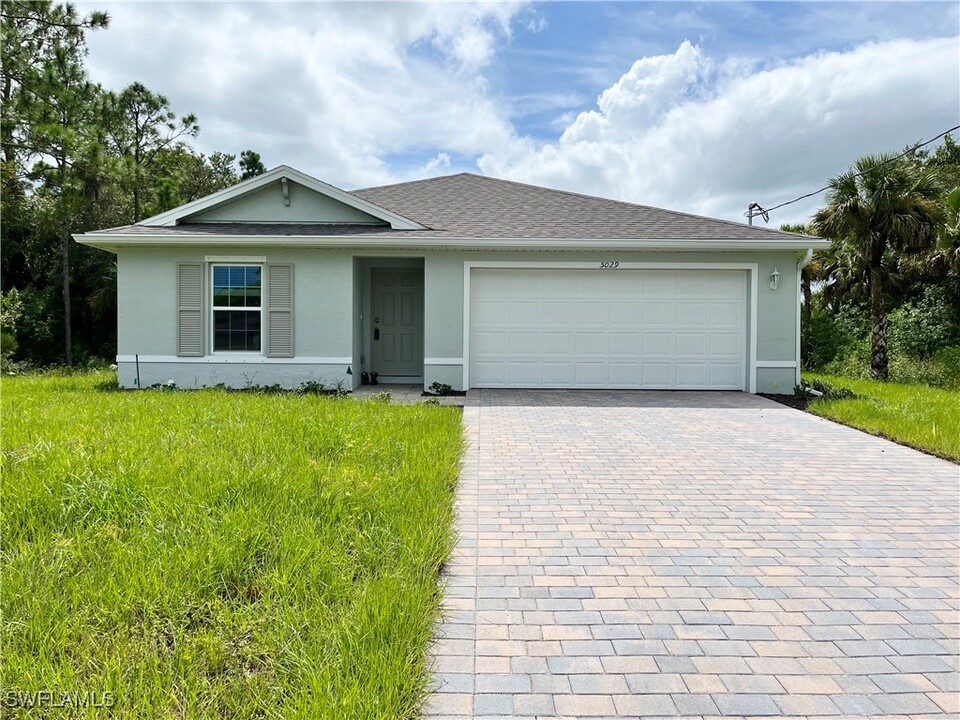 5029 S Rosebud Cir in La Belle, FL - Building Photo