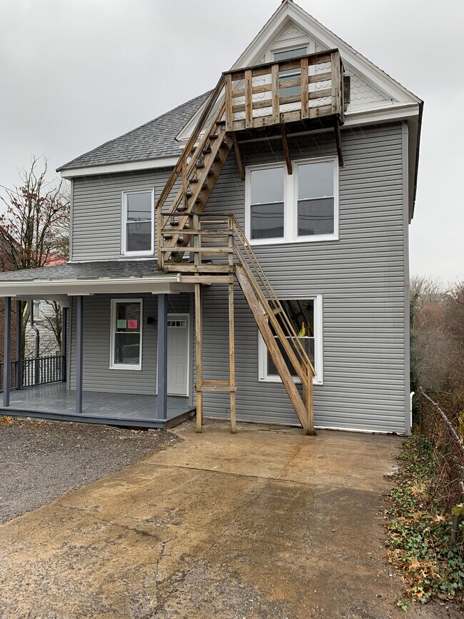 210 Locust Ave, Unit 1 in Fairmont, WV - Foto de edificio - Building Photo