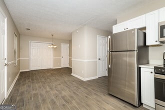 5485 Denny Dr in Atlanta, GA - Foto de edificio - Building Photo