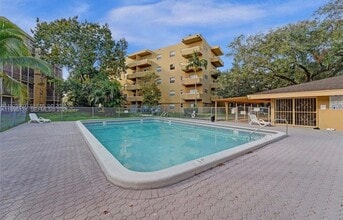 4111 Stirling Rd in Davie, FL - Foto de edificio - Building Photo