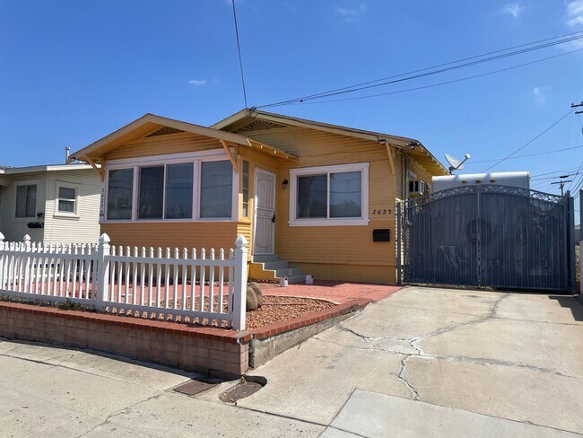 2625 Violet St in San Diego, CA - Building Photo - Building Photo
