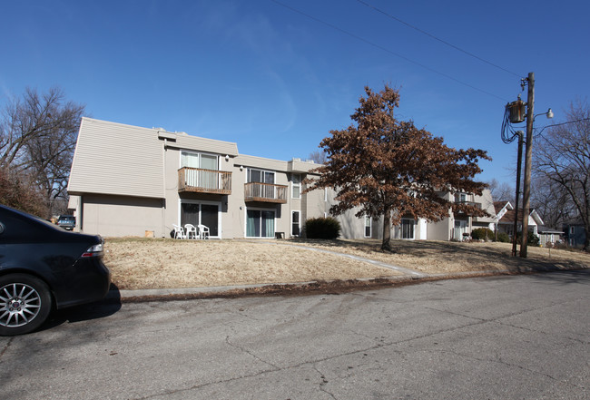 3310 SW 7th St in Topeka, KS - Foto de edificio - Building Photo