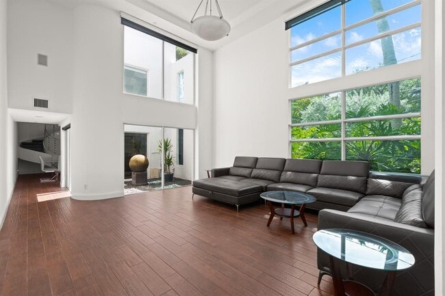 920 NE 16th Ter in Fort Lauderdale, FL - Foto de edificio - Building Photo