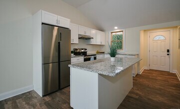 42 Eastview Rd in Plymouth, CT - Foto de edificio - Building Photo