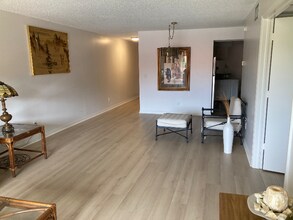 114 Cypress Way E in Naples, FL - Building Photo - Building Photo