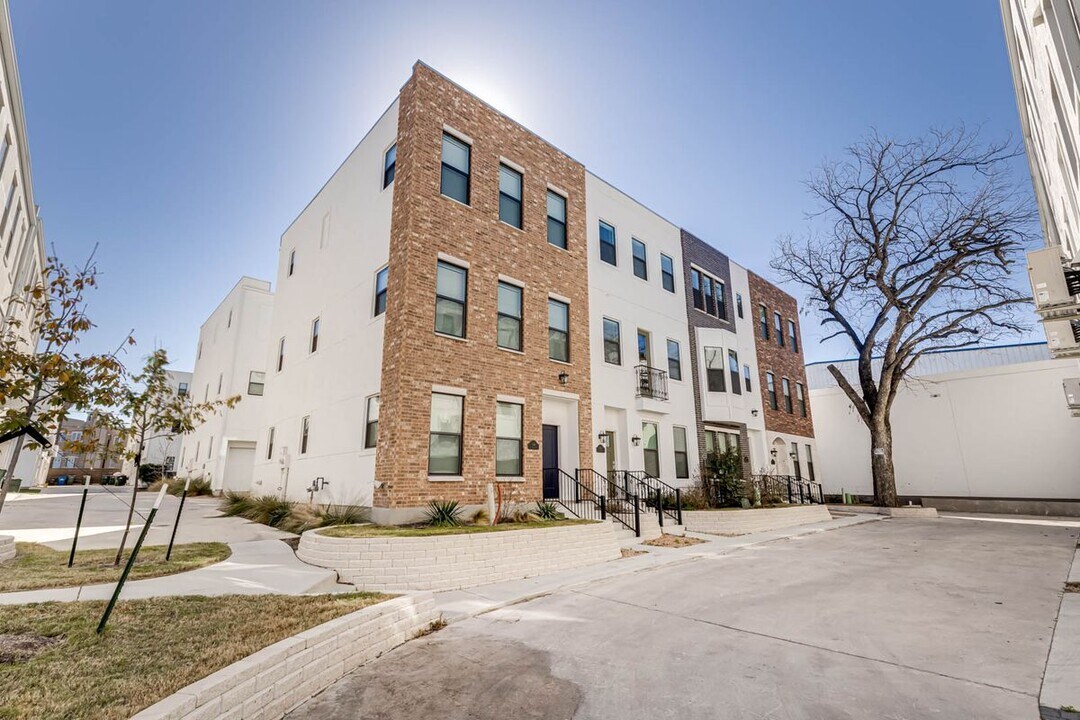 144 N Cherry St in San Antonio, TX - Building Photo
