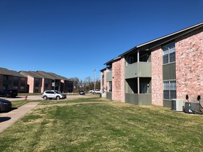 Cottonwood Apartments in Edna, TX - Foto de edificio - Building Photo