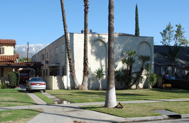 444 W 18th St in San Bernardino, CA - Foto de edificio - Building Photo