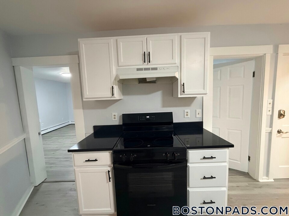 32 Worcester St in Southbridge, MA - Building Photo