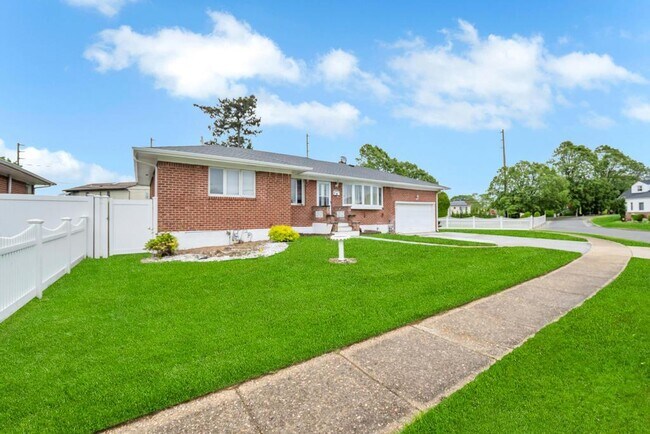 3883 Green Pl in Bethpage, NY - Building Photo - Building Photo