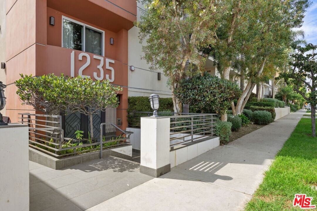 1235 Granville Ave in Los Angeles, CA - Building Photo