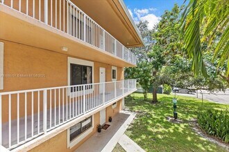 6900 SW 39th St in Davie, FL - Foto de edificio - Building Photo