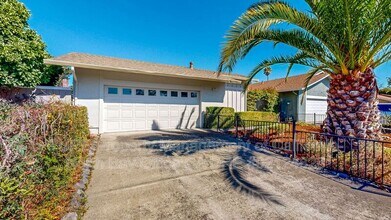 6474 Sequoia St in Rohnert Park, CA - Building Photo - Building Photo