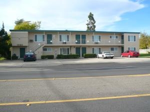 1090 N Court St in Redding, CA - Foto de edificio