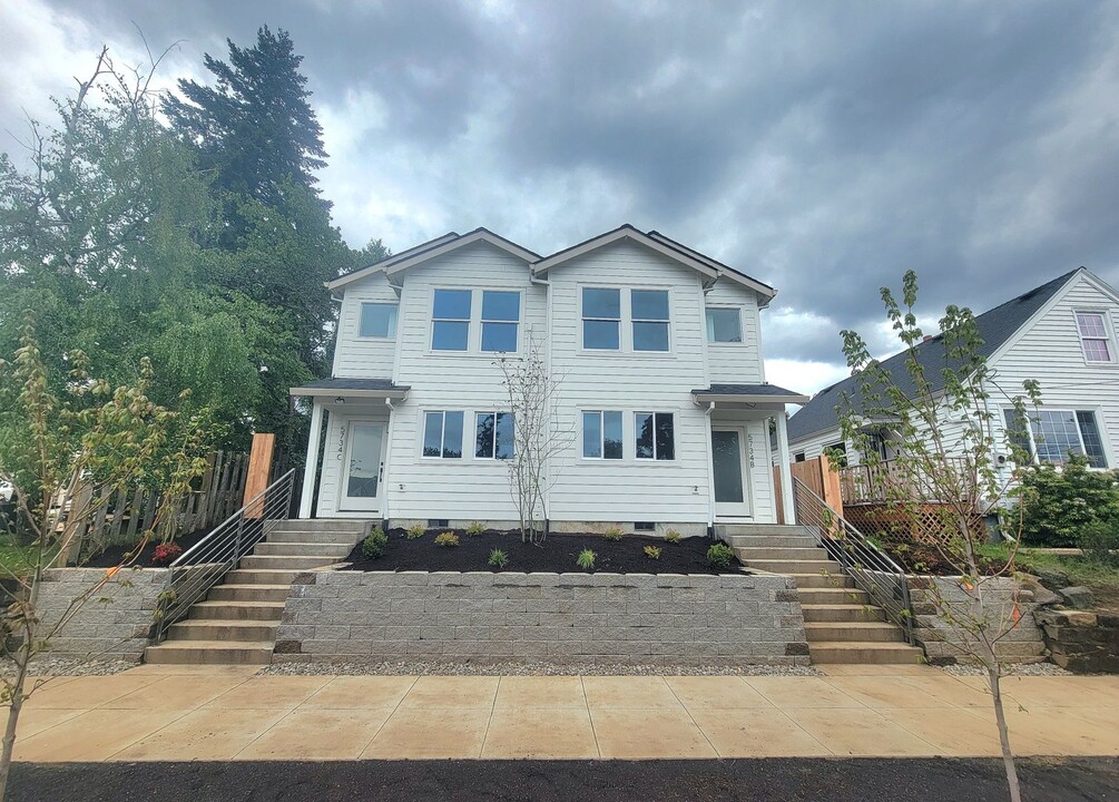 5734 NE 10th Ave in Portland, OR - Building Photo