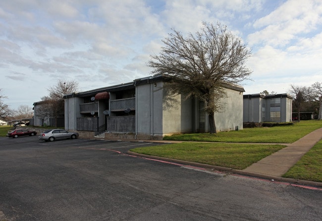 The Courtyard Apartments in Ennis, TX - Building Photo - Building Photo