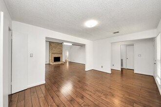 6230 Grandvale Dr in Houston, TX - Building Photo - Building Photo