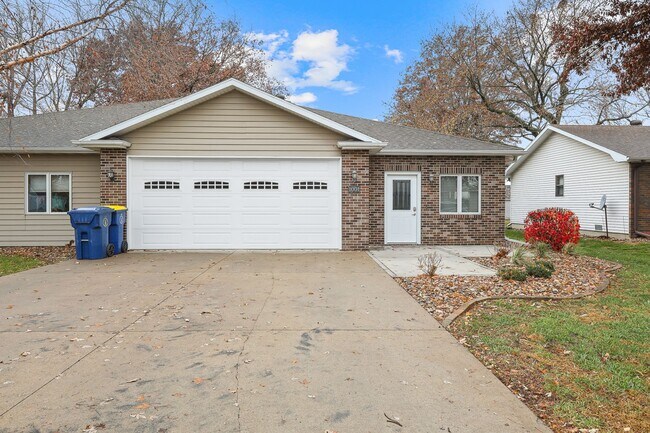 1001 W 4th St in Pella, IA - Foto de edificio - Building Photo