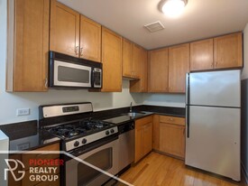 643 W Wrightwood Ave, Unit 422 in Chicago, IL - Building Photo