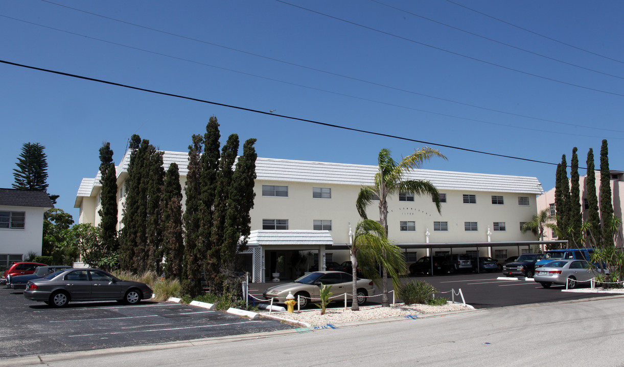 The Commodore in Treasure Island, FL - Foto de edificio