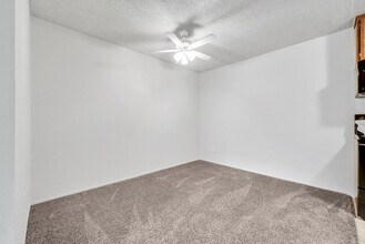 17552 Vandenberg Ln, Unit 8 in Tustin, CA - Foto de edificio - Building Photo