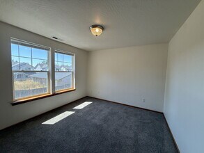 6810 Aster St in Springfield, OR - Building Photo - Building Photo