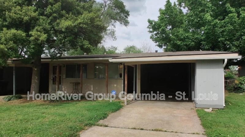 830 Loyola Dr in Florissant, MO - Building Photo