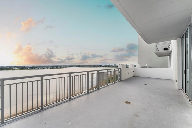 300 S Australian Ave, Unit 1110 in West Palm Beach, FL - Building Photo - Building Photo