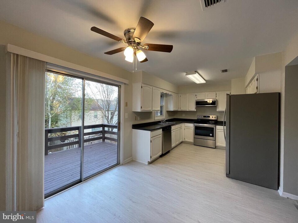 14262 Heritage Crossing Ln in Centreville, VA - Building Photo