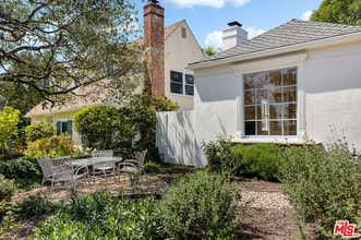 2091 N Roosevelt Ave in Altadena, CA - Building Photo - Building Photo