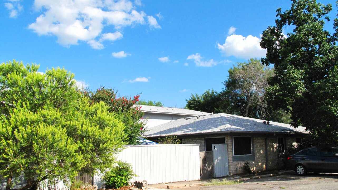 8907 Tronewood Dr in Austin, TX - Building Photo
